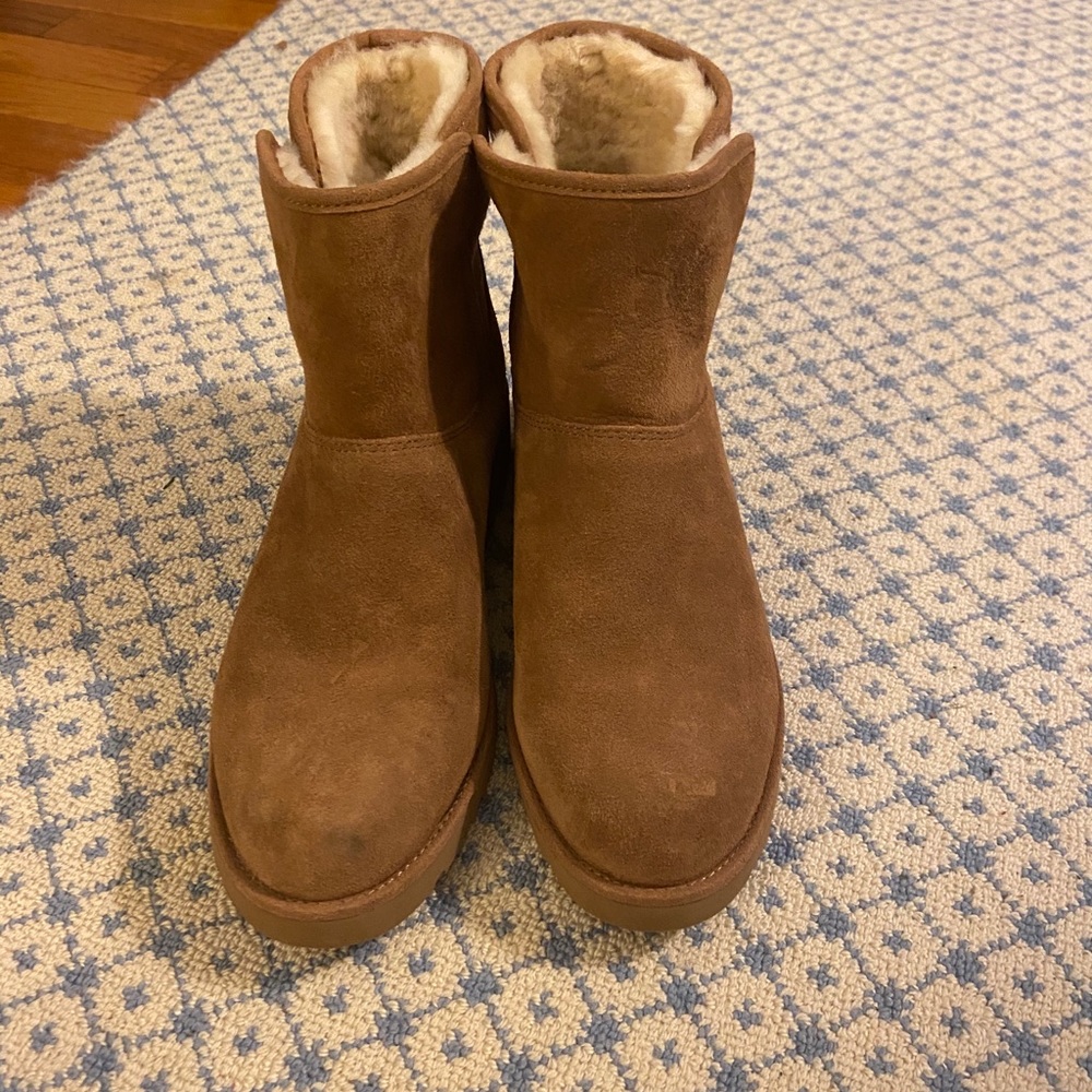 Like brand new short Ugg’s ! Worn 3 times